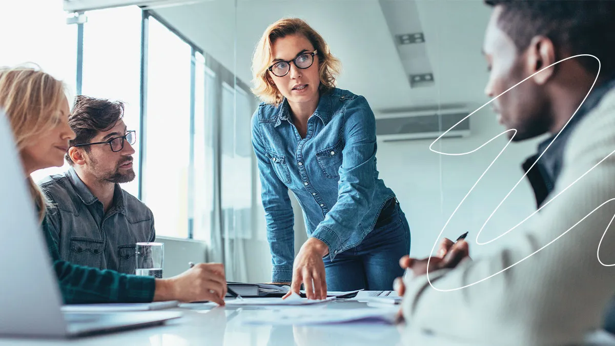 Una profesionista en planificación estratégica expone a un equipo de trabajo