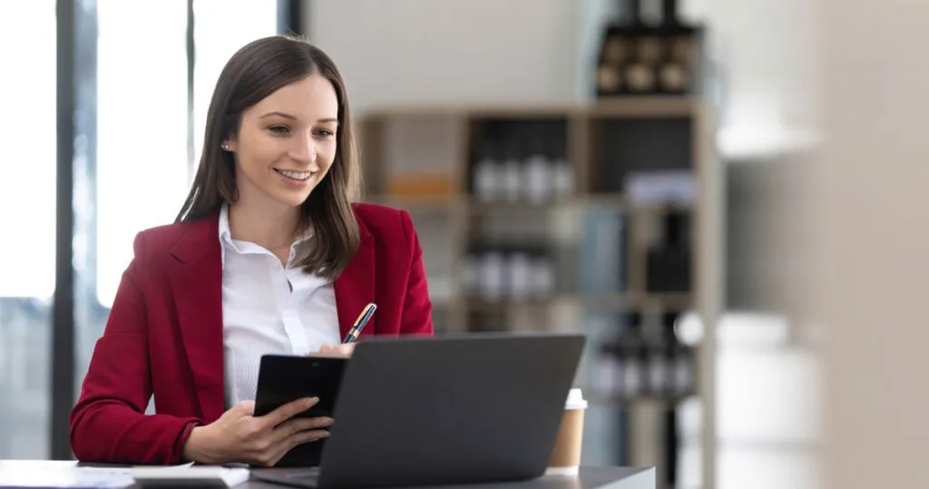 profesional-egresado-del-udla-emprende-una-negociacion-comercial-exitosa