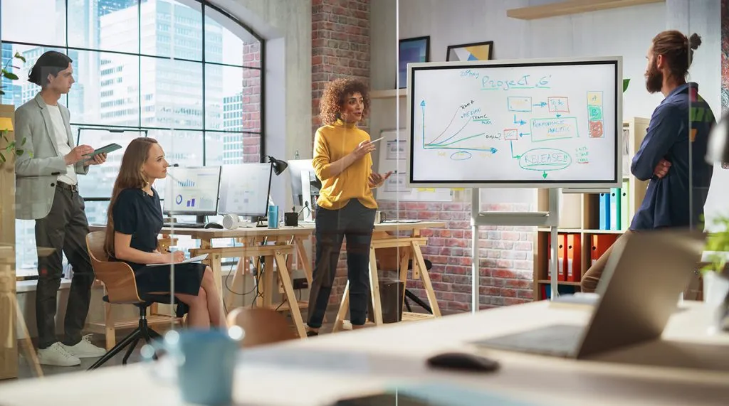 Experto en growth hacking marketing planea campañas de crecimiento y automatización