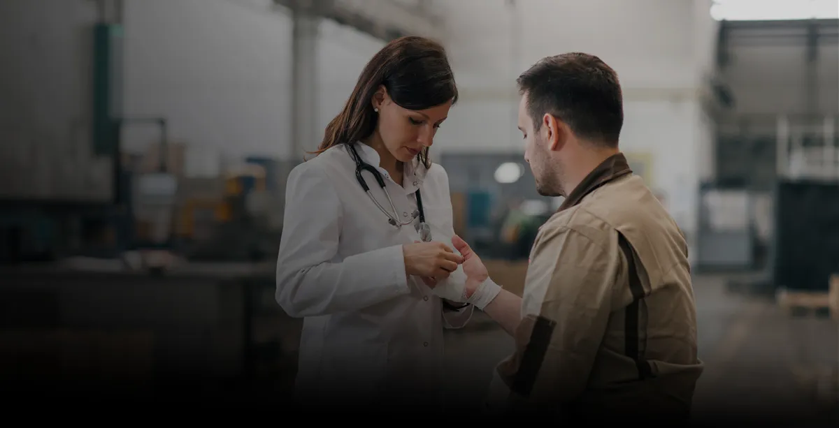 Una mujer especialista en seguridad y salud ocupacional atiende a un trabajador